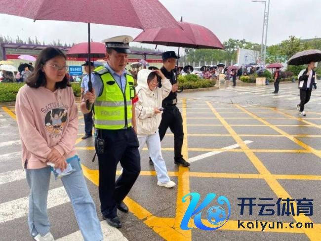 考生技俩出景象 民警出招化解难关 雨中护航显防范