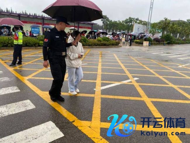 考生技俩出景象 民警出招化解难关 雨中护航显防范