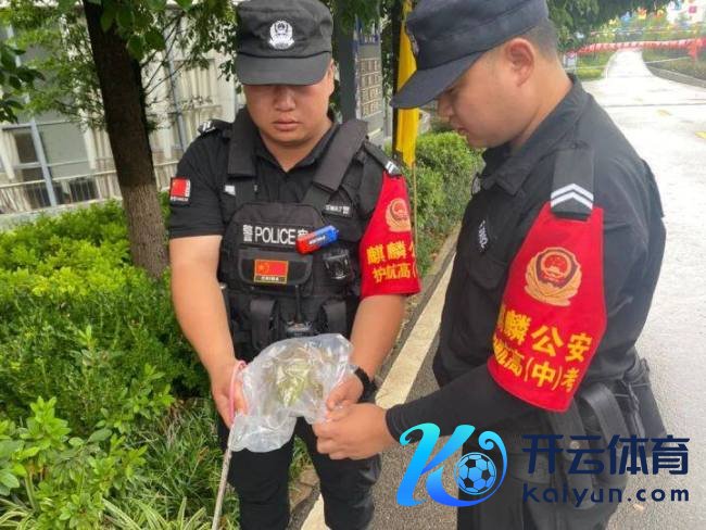 考生技俩出景象 民警出招化解难关 雨中护航显防范