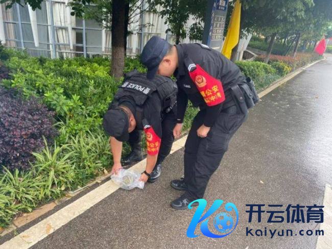 考生技俩出景象 民警出招化解难关 雨中护航显防范