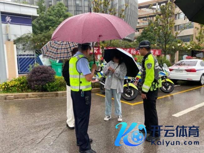 考生技俩出景象 民警出招化解难关 雨中护航显防范