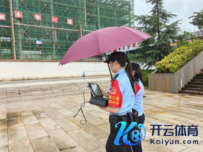 考生技俩出景象 民警出招化解难关 雨中护航显防范